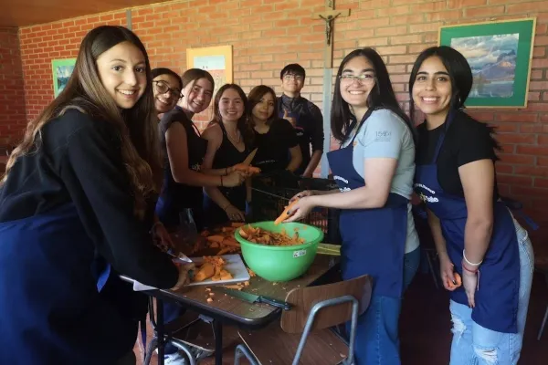 ESTUDIANTES DE II° MEDIO “B” COLABORARON EN COMEDOR SOLIDARIO