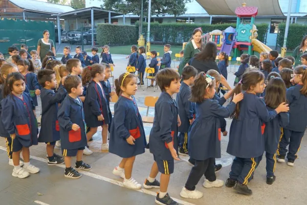 NUESTROS KÍNDER CELEBRANDO LA PRIMERA SEMANA DE CLASES