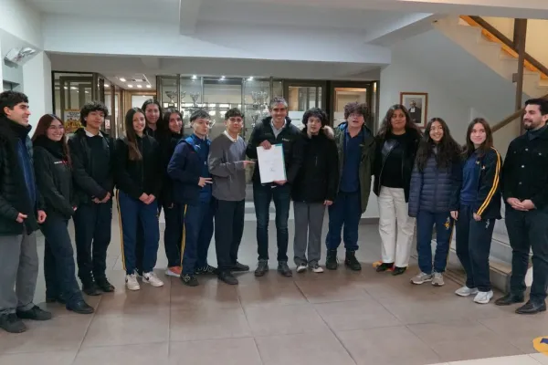 EL ALCALDE DE LA COMUNA ENTREGA PATROCINIO A ESTUDIANTES DE ENS. MEDIA