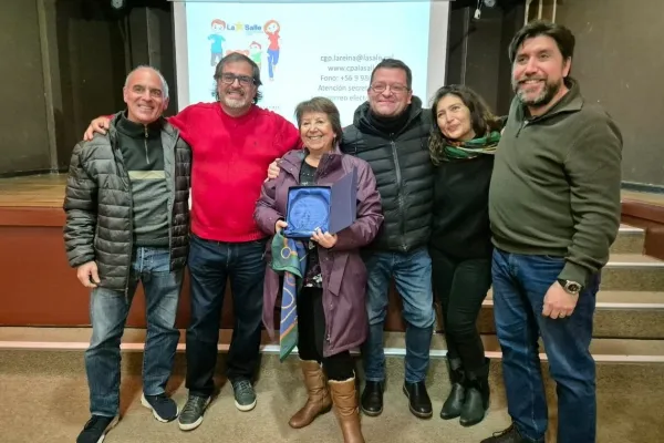 RECONOCIMIENTO A LA SRA. LUCÍA VERGARA POR 20 AÑOS DE SERVICIO