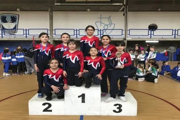  "Felicitaciones a las gimnastas del nivel A que obtuvieron el tercer lugar y copa en el campeonato escolar de gimnasia artística"
