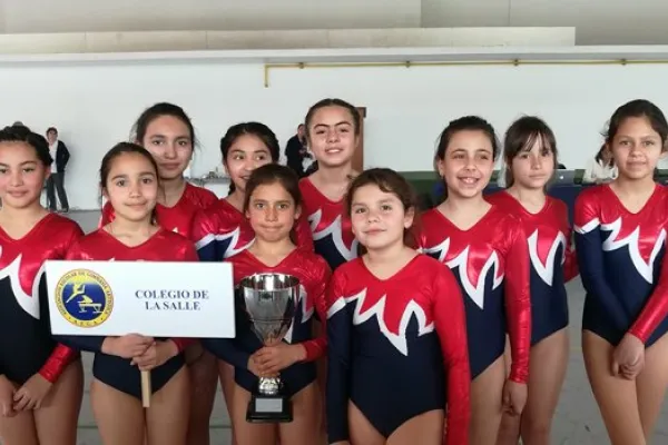 Alumnas representan al colegio en torneo Escolar de Gimnasia Artística 