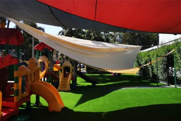 INSTALACIÓN DE NUEVOS TOLDOS EN EL PATIO DE EDUCACIÓN PARVULARIA