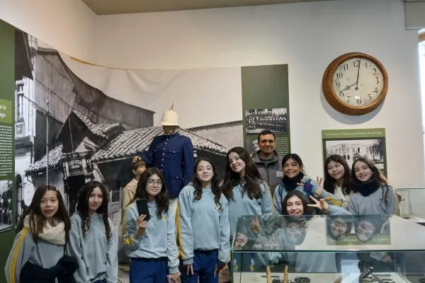 NUESTROS SEXTOS BÁSICOS VISITARON EL MUSEO HISTÓRICO DE CARABINEROS DE CHILE