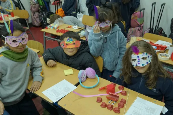 TERCEROS BÁSICOS NOS MUESTRAN SUS MÁSCARAS Y ANTIFACES VENECIANOS