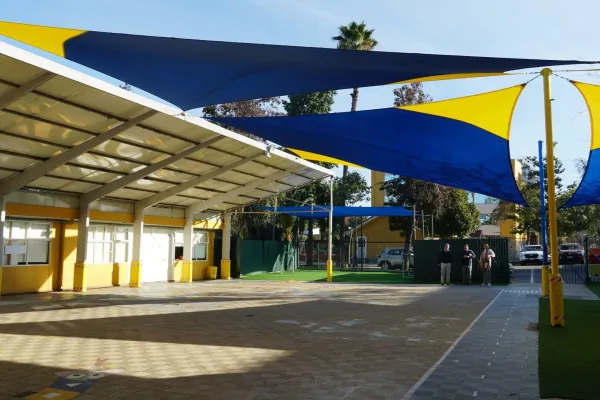 INSTALACIÓN DE TOLDOS VELA EN EL PATIO DE EDUCACIÓN PARVULARIA