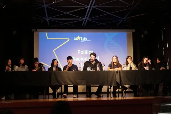 ESTUDIANTES DE III° MEDIO DEBATEN SOBRE TEMAS DE RELEVANCIA NACIONAL