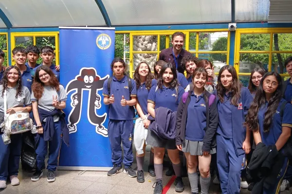 ESTUDIANTES DEL ELECTIVO DE CIENCIAS DE LA SALUD VISITAN EXPOSICIÓN CIENTÍFICA