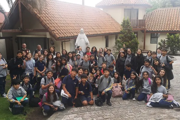 ESTUDIANTES PARTICIPARON EN RETIRO PREVIO A SU PRIMERA COMUNIÓN