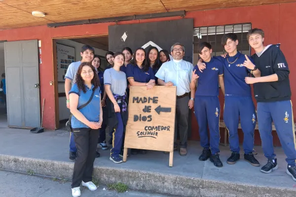 NUESTROS JÓVENES DE MOAEL COLABORAN EN EL COMEDOR SOLIDARIO MADRE DE DIOS