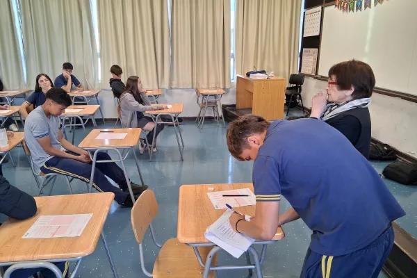 ESTUDIANTES DE 8° BÁSICO Y II° MEDIO RINDEN EVALUACIÓN TOEFL