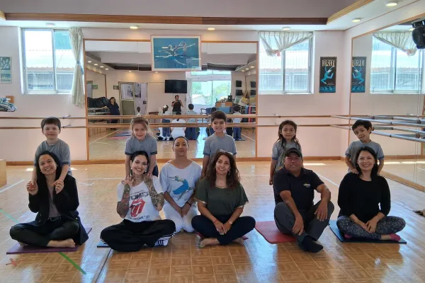 ESTUDIANTES Y FAMILIAS EN LA CLASE ABIERTA DEL TALLER DE MINDFULNESS 2025