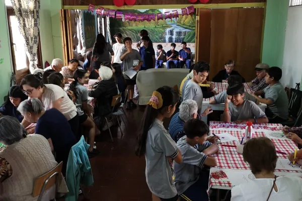 ESTUDIANTES DE 6°A COMPARTEN UNA TARDE ESPECIAL CON ADULTOS MAYORES