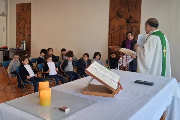 NUESTROS ESTUDIANTES DE PRIMERO BÁSICO A Y B VIVIERON UNA HERMOSA LITURGIA